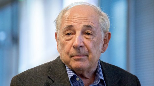 John Searle: biography of this influential philosopher