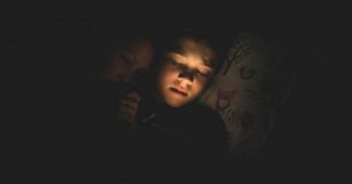 My son is afraid to sleep alone: what to do?