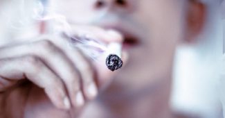 How to prevent smoking in young people, in 6 keys