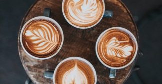 The 17 types of coffee (and their characteristics and benefits)